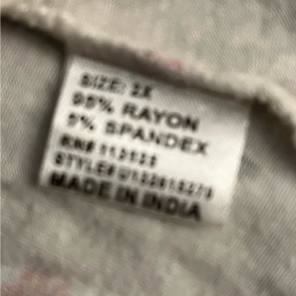 Junior’s Attitude Not Included floral tank with pocket in size 2x - Picture 3 of 9